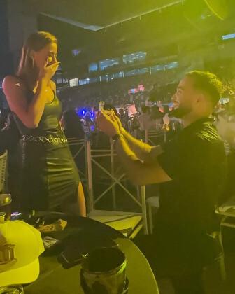 Bombeiro pede namorada em casamento no show do Gusttavo Lima; veja vídeo