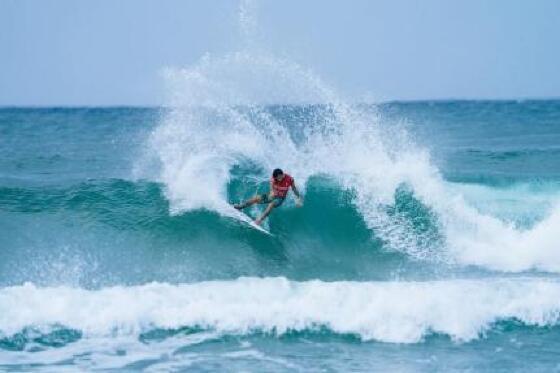Filipe Toledo bate velho 'freguês' e é campeão da etapa de Gold Coast do Mundial de Surfe