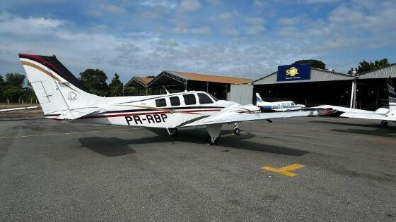 Segundo o proprietário, a aeronave está avaliada em R$ 6 milhões. O avião é branco, com faixas dourada, vermelha e preta