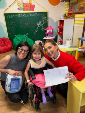 Virginia visita AACD e se comove com crianças