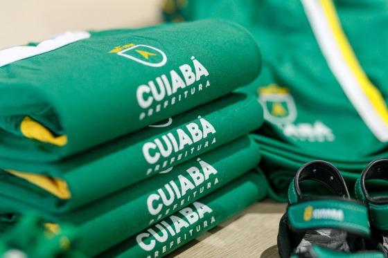 Prefeitura de Cuiabá realiza entrega de uniformes aos estudantes