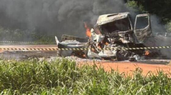 Duas pessoas morrem carbonizadas em acidente entre Hilux e caminhão