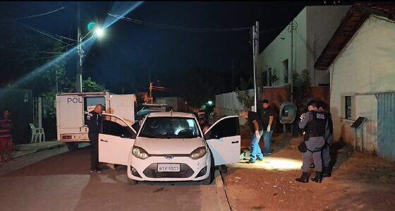 Dupla em moto passa atirando e mata jovem dentro de veículo em Cuiabá