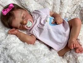 Recepcionista processa empresa após ter licença-maternidade negada por ser “mãe” de bebê reborn