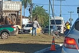Cegonha ‘engasga’ em fiação, quebra poste e para avenida em Cuiabá