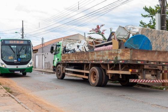 Operação Cata-treco atende Três Barras, Arraial dos Freitas e mais 12 bairros nesta semana