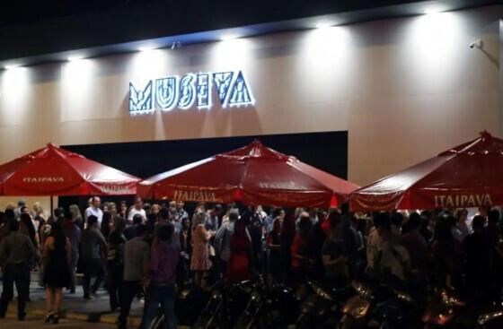 Rejeitado, homem atira em mulher na porta de casa de shows