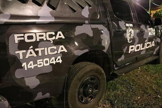 Bandidos fazem família refém para roubar banco e um morre em confronto com a Força Tática