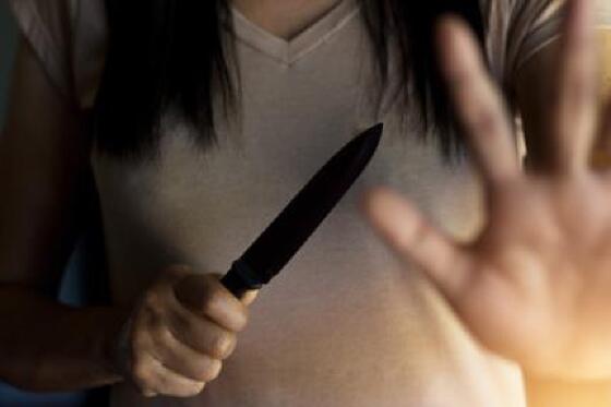 Mulher esfaqueia o marido após alegar que ele estava olhando para outra durante o culto