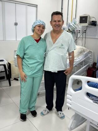 Virginia publica fotos de MM em pé e sorridente: 