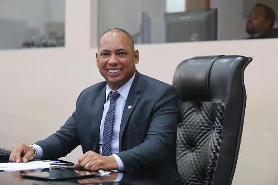 Banheiros da Escola Tancredo Neves são reformados após articulação de Juca do Guaraná